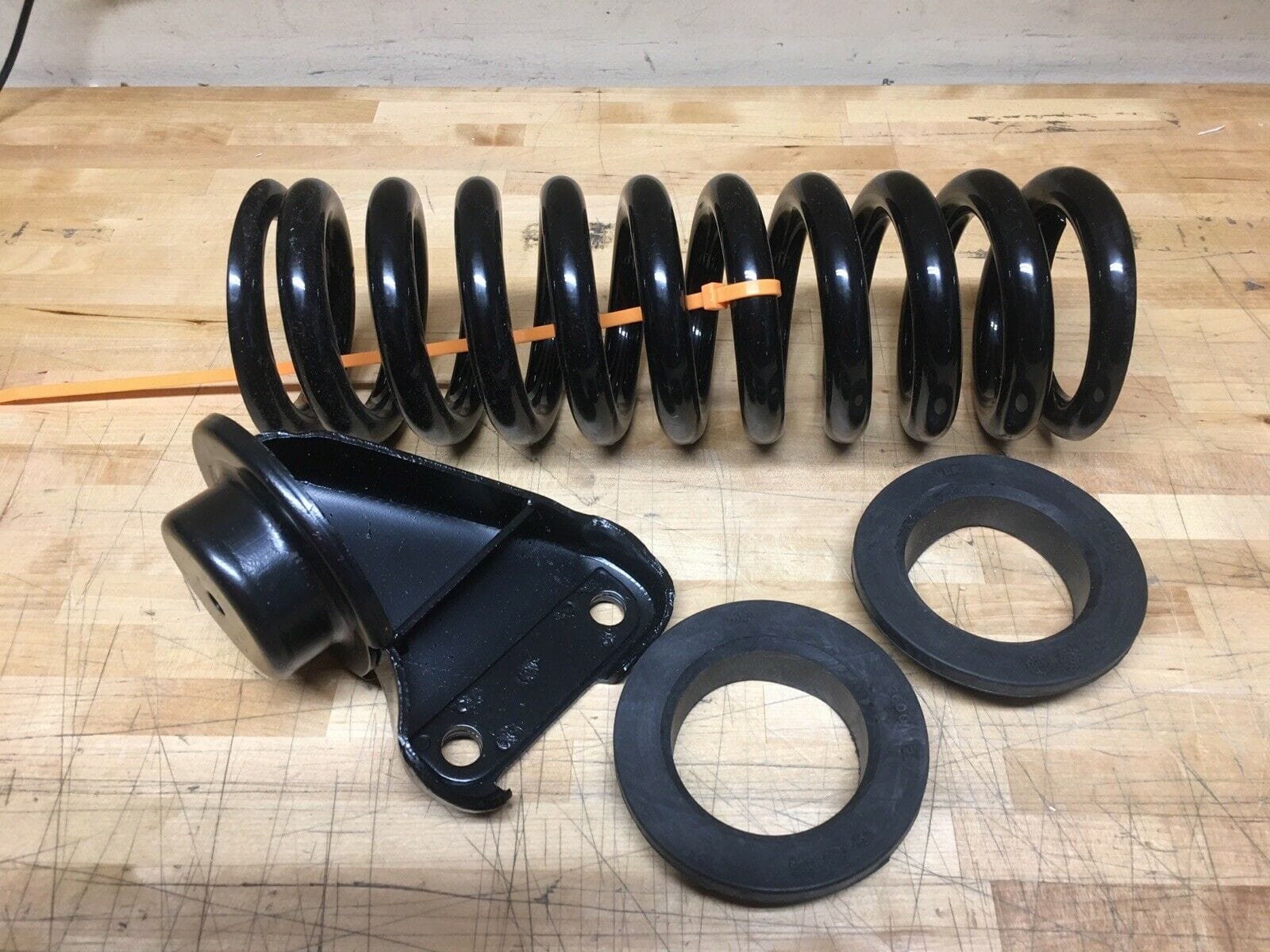 thumbnail image 2 of Conversion Kit For Compensating Spring With Mount & Rubber For Mercedes W111 W113 | Vintage Euro Parts VEP111316 2 of 5