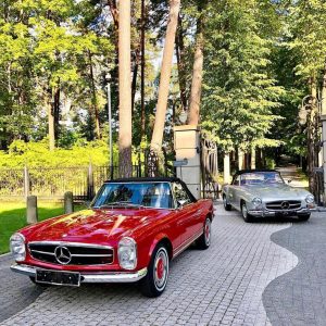 The Mercedes 280SL vs 190SL has clear differences as far as aesthetics (as seen in the picture) but the drive is also different 